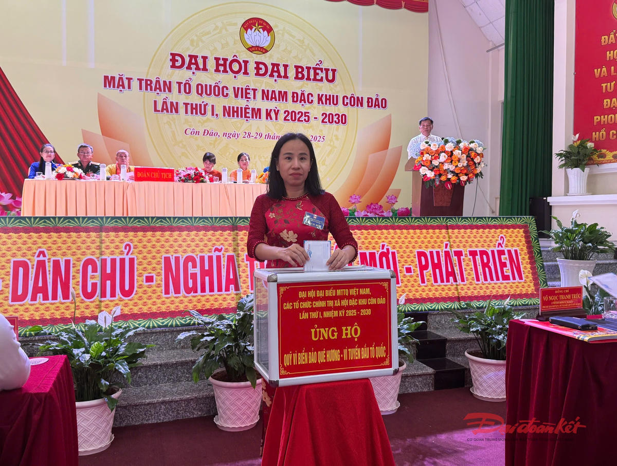 Bà Võ Ngọc Thanh Trúc - Uỷ viên Ban Thường vụ Thành ủy, Phó Chủ tịch Uỷ ban MTTQ Việt Nam Thành phố ủng hộ Quỹ Vì biển đảo quê hương.