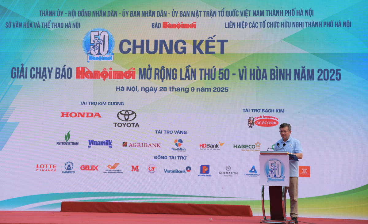 Ông Nguyễn Ngọc Kỳ, Chủ tịch Liên hiệp Các tổ chức hữu nghị thành phố Hà Nội đọc Thông điệp hòa bình. Ảnh: Phạm Sỹ.