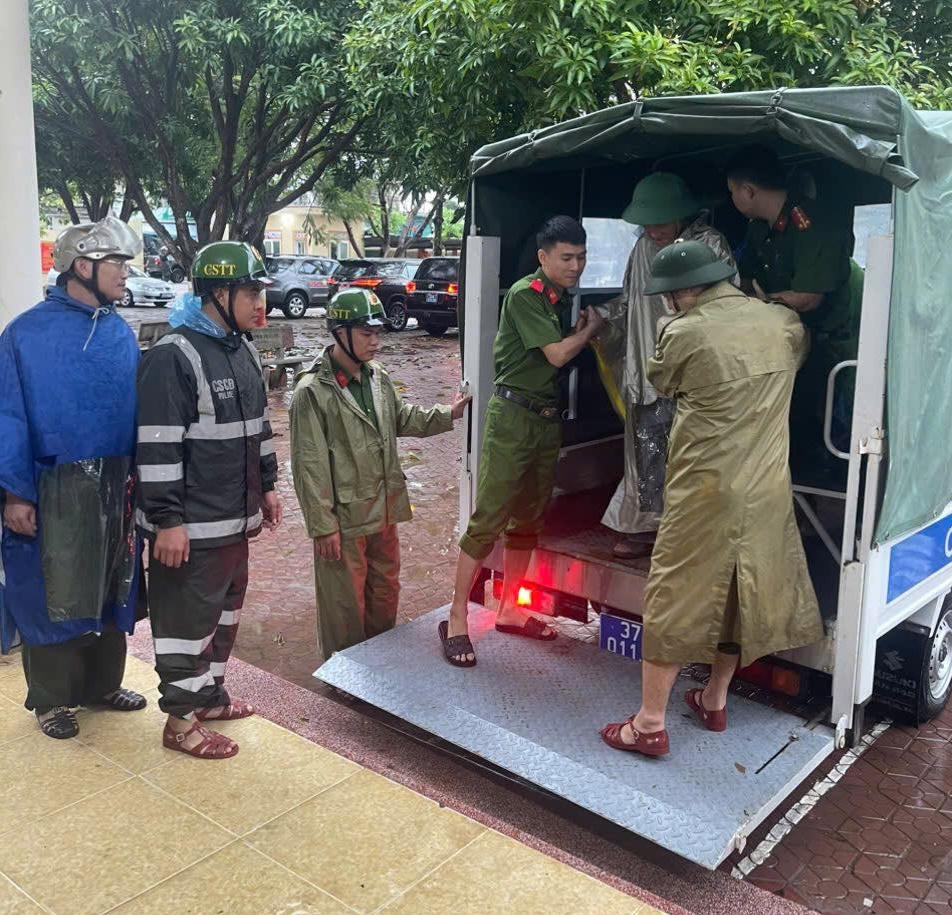 Ngay từ sáng 28/9, lực lượng chức năng cùng Ban Chỉ đạo phòng chống thiên tai phường Cửa Lò đã khẩn trương hỗ trợ bà con thu dọn, di chuyển đến điểm tập trung tại Trường Tiểu học Nghi Thủy. Ảnh: ĐB