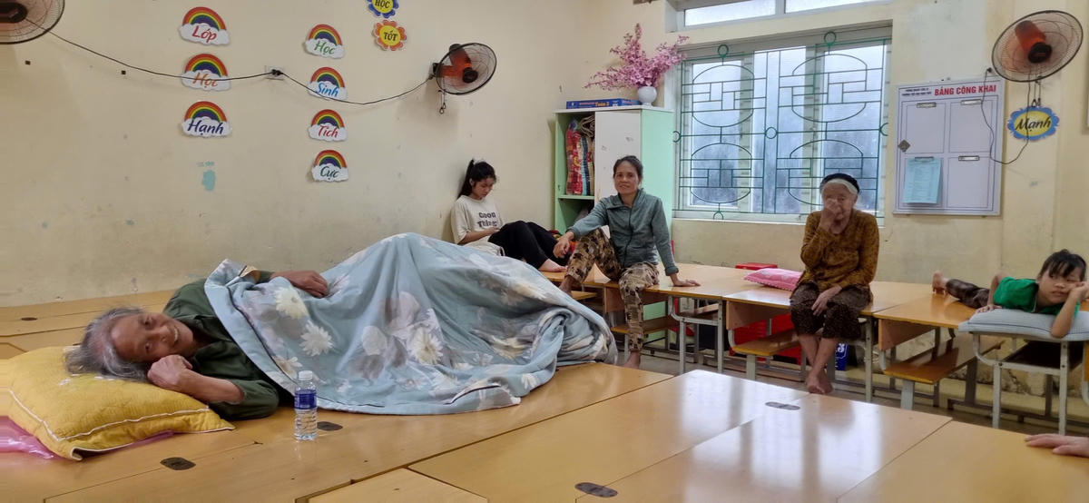 Trong số các hộ dân được di dời có gia đình bà Nguyễn Thị An (66 tuổi), trú tại khối 8, phường Cửa Lò. Bà An chia sẻ: “Nhà tôi ở ven biển, mỗi lần bão lớn về là rất lo lắng. Nhận được thông báo của chính quyền, gia đình đã sớm thu xếp để chuyển đến nơi tạm trú. Ở đây, chúng tôi được lo chu đáo từ bữa ăn đến chỗ nghỉ, nên rất yên tâm”. Ảnh: Đ