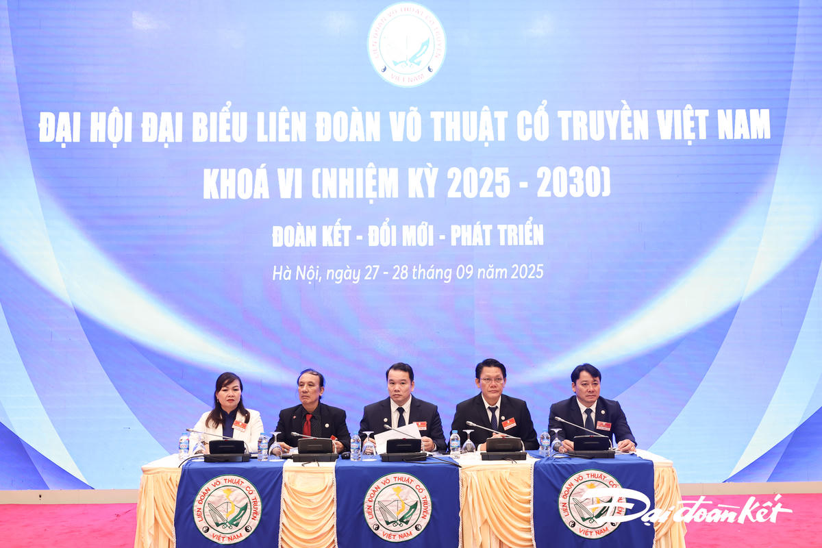 Đoàn Chủ tịch điều hành đại hội. Ảnh: Quang Vinh.