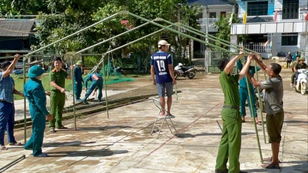 Chính quyền và lực lượng chức năng xã Yên Nhân dựng lều tạm để di dời người dân trong vùng có nguy cơ sạt lở đến tránh trú. Ảnh: Nguyễn Chung.