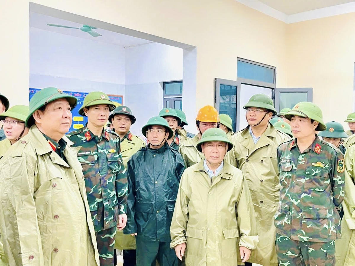 Cũng trong sáng 28/9, đoàn công tác Bộ Quốc phòng do Thượng tướng Huỳnh Chiến Thắng, Ủy viên Trung ương Đảng, Phó tổng Tham mưu trưởng Quân đội nhân dân Việt Nam làm trưởng đoàn, đã tiến hành kiểm tra công tác ứng phó bão số 10 tại phường Cửa Lò. Tại đây, đoàn công tác đã kiểm tra một số điểm xung yếu trên địa bàn phường và tặng quà, động viên tinh thần bà con nhân dân và các lực lượng thực hiện nhiệm vụ phòng, chống bão số Bualoi. Ảnh: CL