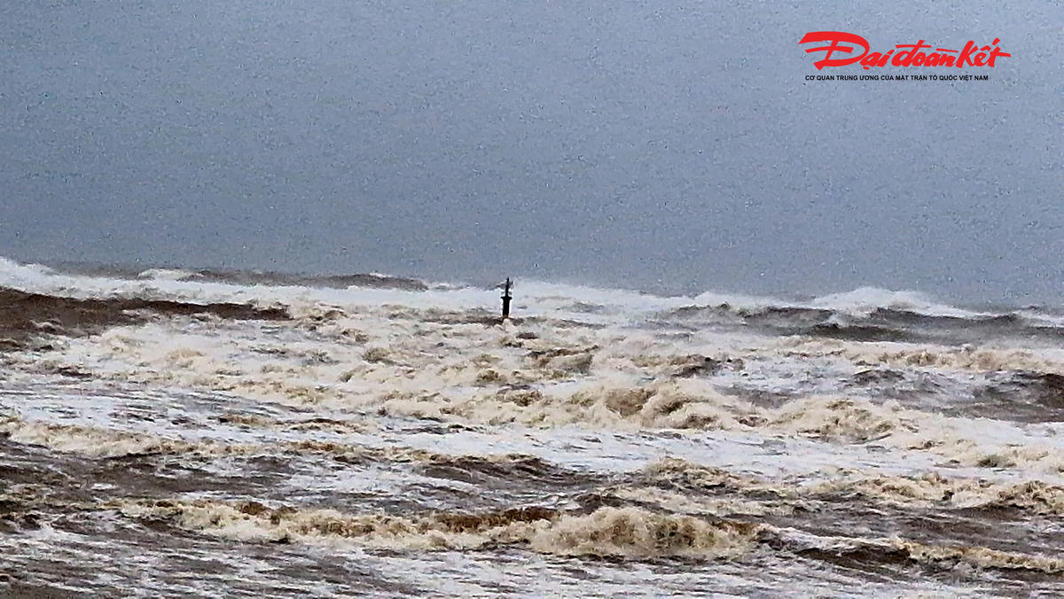 Tính
đến 10h45’ cùng ngày, 1 ngư dân được xác định đang bám vào cột đèn phao hoa
tiêu, 2 người còn lại chưa rõ vị trí. Ảnh: Đỗ Văn.