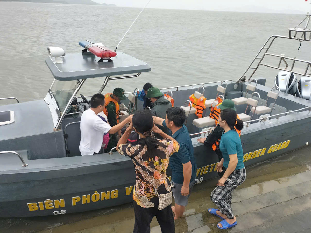 Bệnh nhân được đưa lên xuồng về đất liền cấp cứu kịp thời. Ảnh: Sở Y tế Quảng Ninh cung cấp.