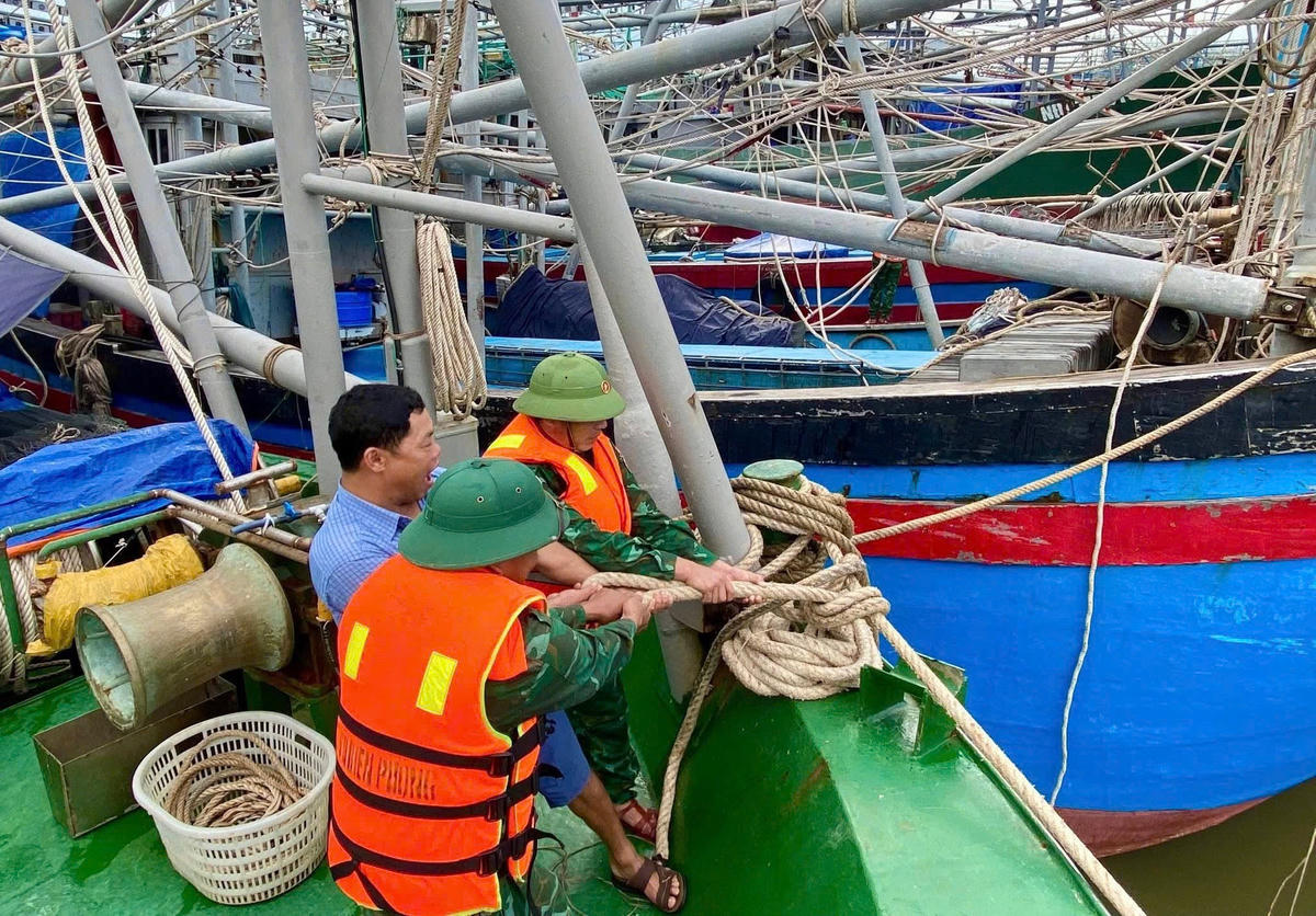 Những ngày qua, hình ảnh cán bộ, chiến sĩ Bộ đội Biên phòng và Công an cùng bà con ven biển hối hả chằng néo tàu thuyền, gia cố lồng bè, dựng biển cảnh báo tại những đoạn đường nguy hiểm đã cho thấy tinh thần trách nhiệm, sự đồng hành sát sao của lực lượng vũ trang với Nhân dân. Đây là yếu tố quan trọng giúp Nghệ An chủ động ứng phó, giảm thiểu thiệt hại khi bão số 10 đổ bộ. Ảnh: VT