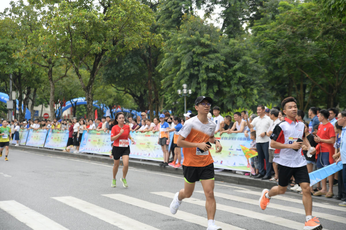 Giải chạy nhận được sự quan tâm đặc biệt của đông đảo công chúng. Ảnh: Phạm Sỹ.