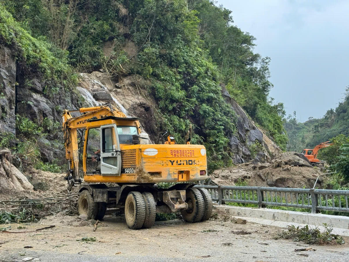 Bão số 10 tuy chưa đổ bộ nhưng đã gây ra một số thiệt hại ban đầu. Theo báo cáo nhanh, tại xã Mường Ham có 3 cầu gỗ tạm bị cuốn trôi; ở xã Xuân Lâm xảy ra sạt lở 150m bờ kè và bờ sông Gang. Các lực lượng chức năng đang tiếp tục thống kê, triển khai biện pháp khắc phục. Trong ảnh là QL16 đoạn qua xã Thông Thụ bị sạt lở. Ảnh: XH