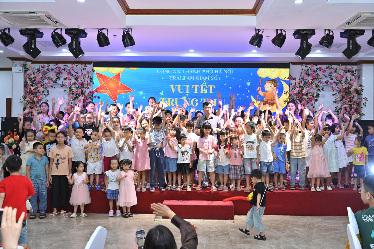 Đại tá Lê Mạnh Thanh Việt - Bí thư Đảng uỷ, Giám thị Trại tạm giam số 1 (Công an TP Hà Nội) cùng các con em cán bộ, chiến sĩ đơn vị. Ảnh: Quang Lộc.