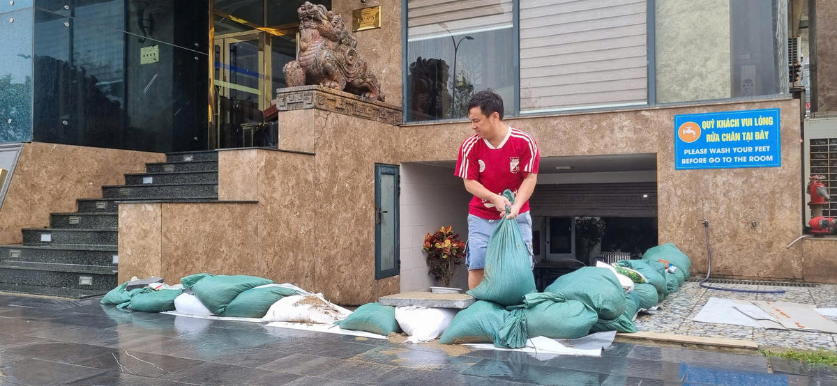 Người dân phường Cửa Lò chủ động phòng chống bão số 10 trước lúc nó đổ bộ vào đất liền. Ảnh: ĐB