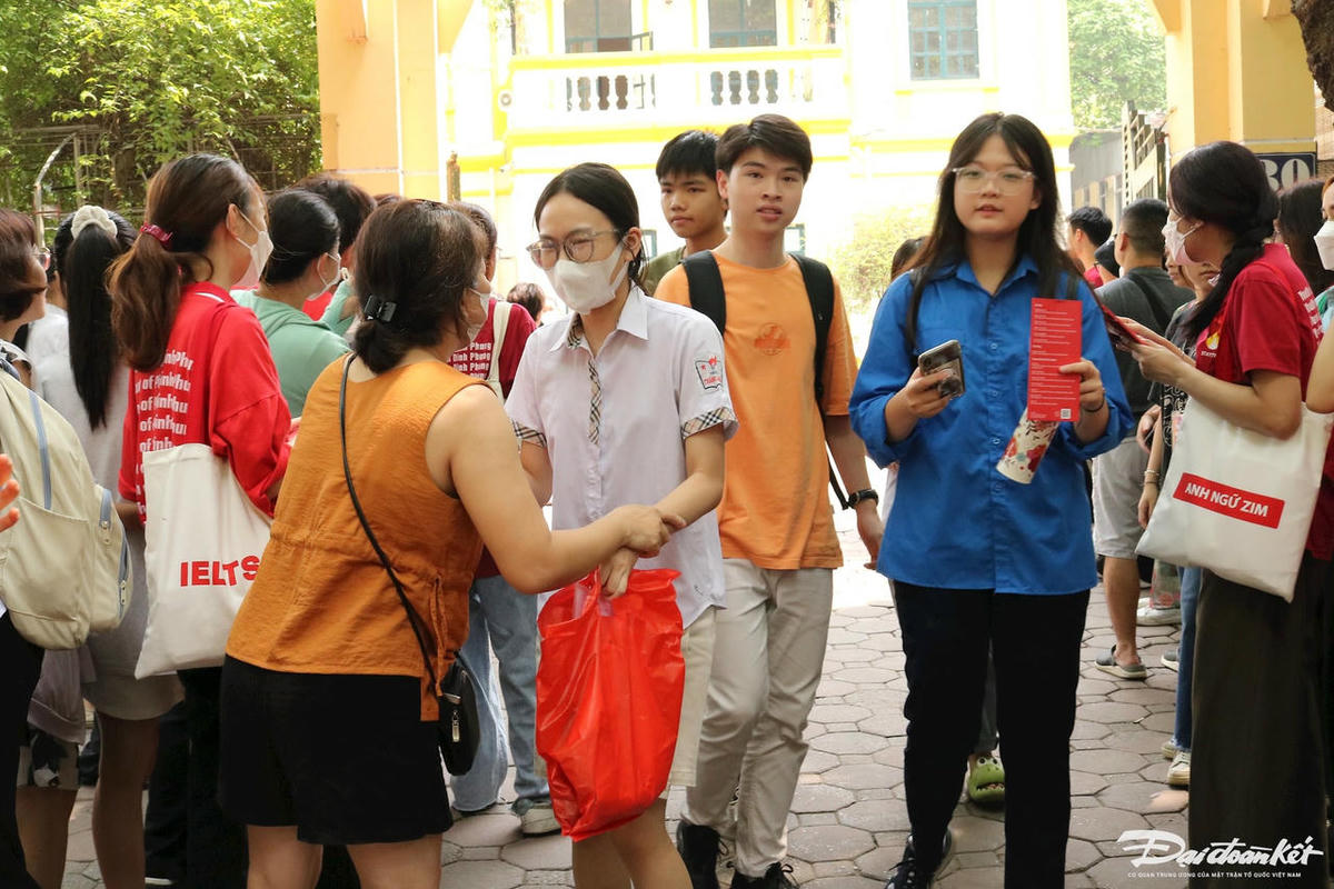 Thí sinh sau khi hoàn thành kỳ thi vào lớp 10 công lập tại Hà Nội. Ảnh: Nguyễn Hoài.