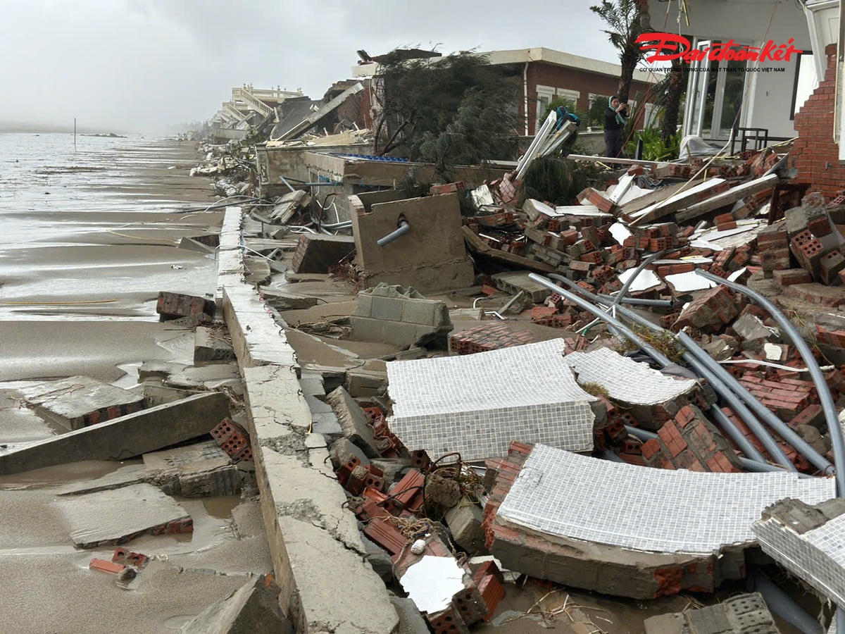 Hàng chục căn villa của Resort Hoa Tiên Xuân Thành (Khu du lịch biển Xuân Thành, xã Tiên Điền, tỉnh Hà Tĩnh) bị sóng, gió bão đánh phá tan tành.