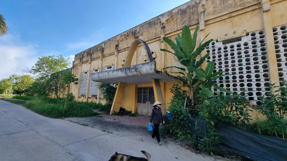 Công trình này từng diễn ra nhiều sự kiện thể thao lớn của ngành Công thương, tỉnh Thái Nguyên, cùng nhiều trận đấu bóng đá trong nước và quốc tế vào thập niên 80 của thế kỷ trước. Ảnh: Hương Trà.