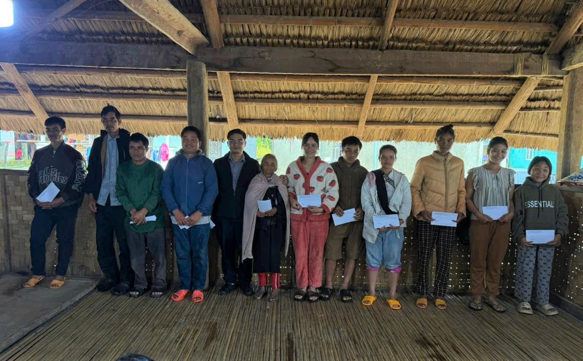 Lãnh đạo xã Đăk Plô
thăm, tặng quà các hộ dân di dời các hộ dân di dời ảnh hưởng sạt lở. Ảnh: CV.