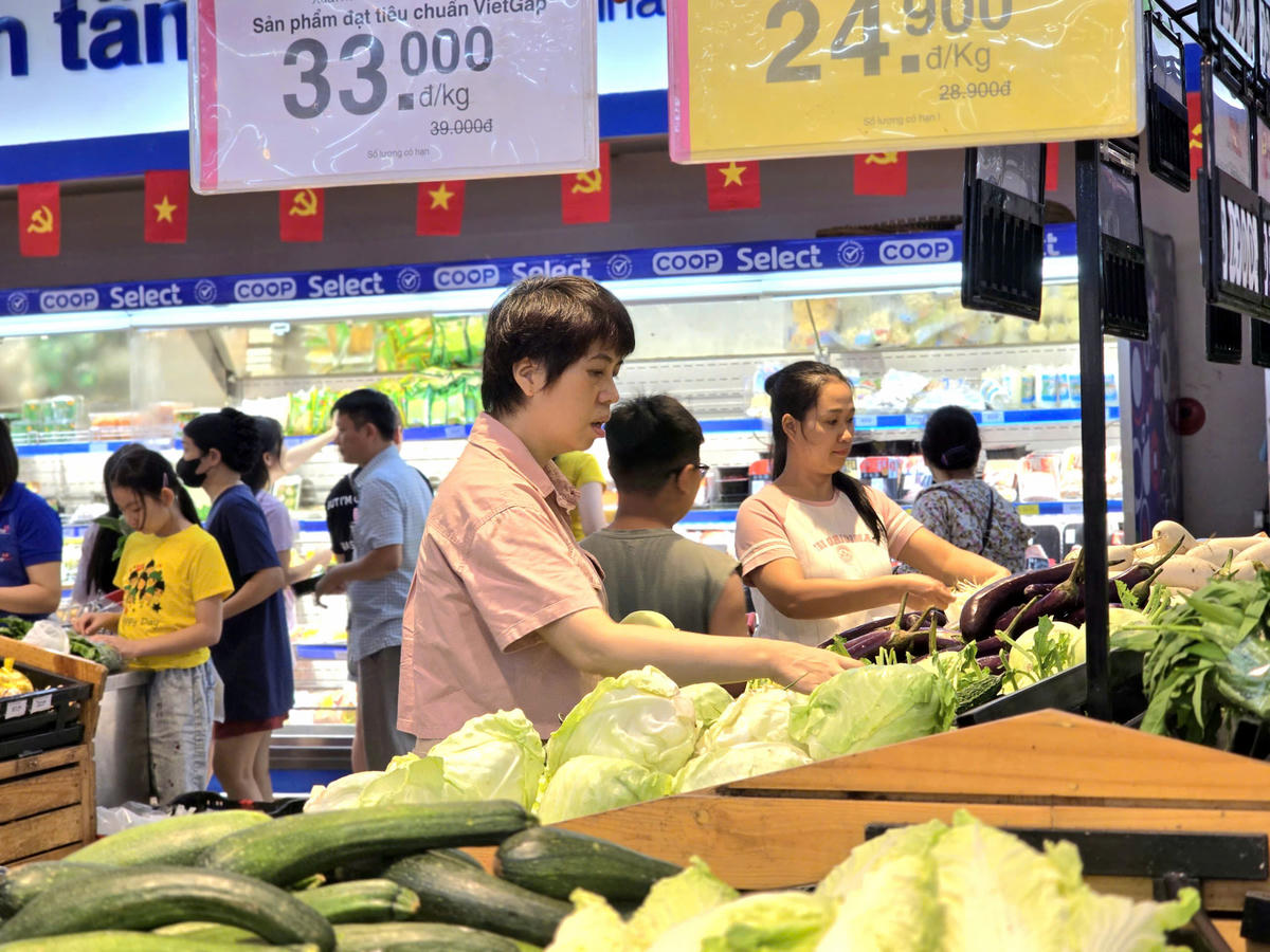 Các nhà phân phối khẳng định, không để tình trạng khan hiếm hàng tại các tỉnh - thành bị ảnh hưởng bởi bão số 10. Ảnh: M.T.