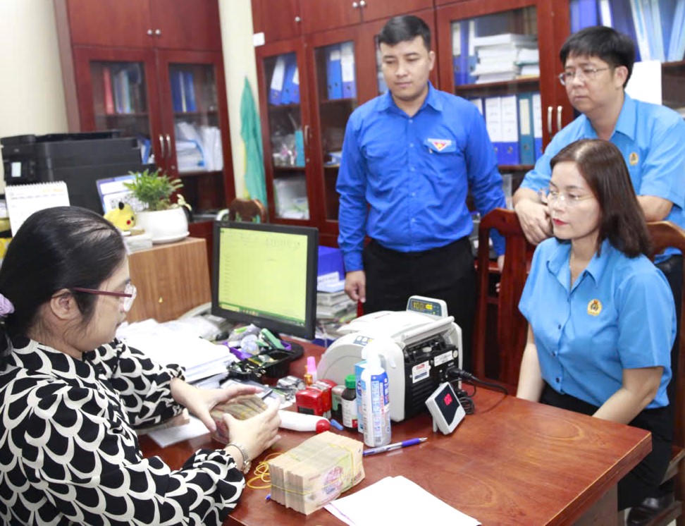 Một
hoạt động tiếp nhận hỗ trợ an sinh xã hội của Mặt trận TP Hồ Chí Minh. Ảnh: Q.Đ. 