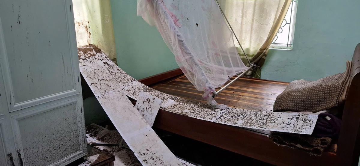 Mọi vật dụng trong nhà đều bị ướt sũng. Ảnh: ĐB.