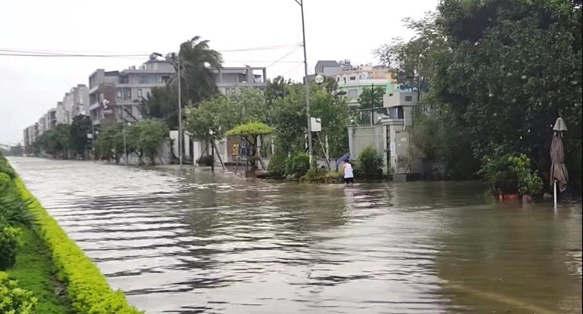 Nhiều tuyến phố chính bị ngập sâu trong biển nước. Ảnh: Nguyễn Chung.