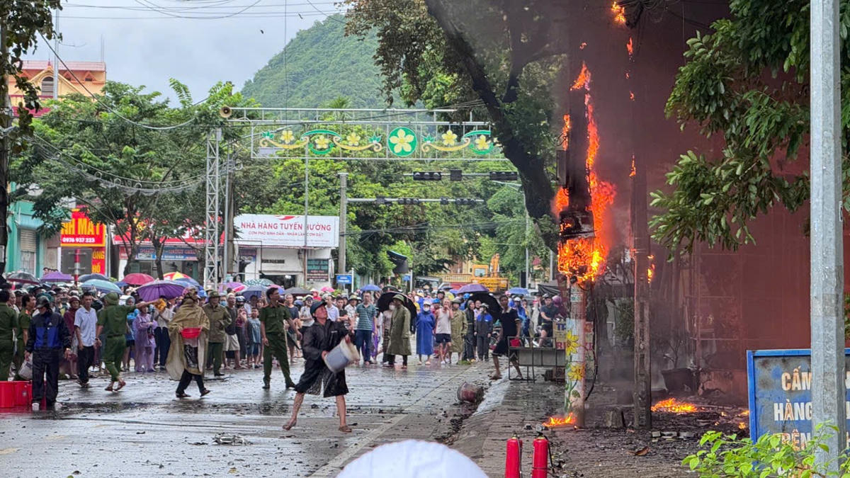 Người dân và lực lượng chức năng hỗ trợ dập lửa. Ảnh: Đình Minh