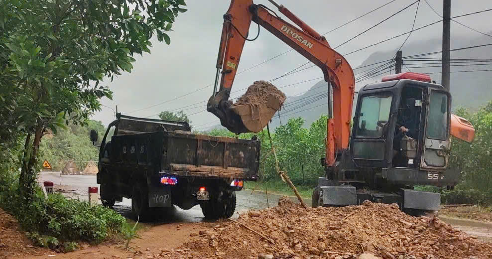 Các đơn khẩn trương dọn dẹp, thông tuyến và đảm bảo lưu thông tuyến đường miền núi TP Đà Nẵng. Ảnh: CV.