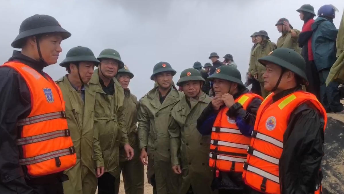 Lãnh đạo tỉnh và lãnh đạo Bộ Chỉ huy Quân sự tỉnh Quảng Trị
chỉ đạo công tác khắc phục bão số 10. Ảnh: QSQT.