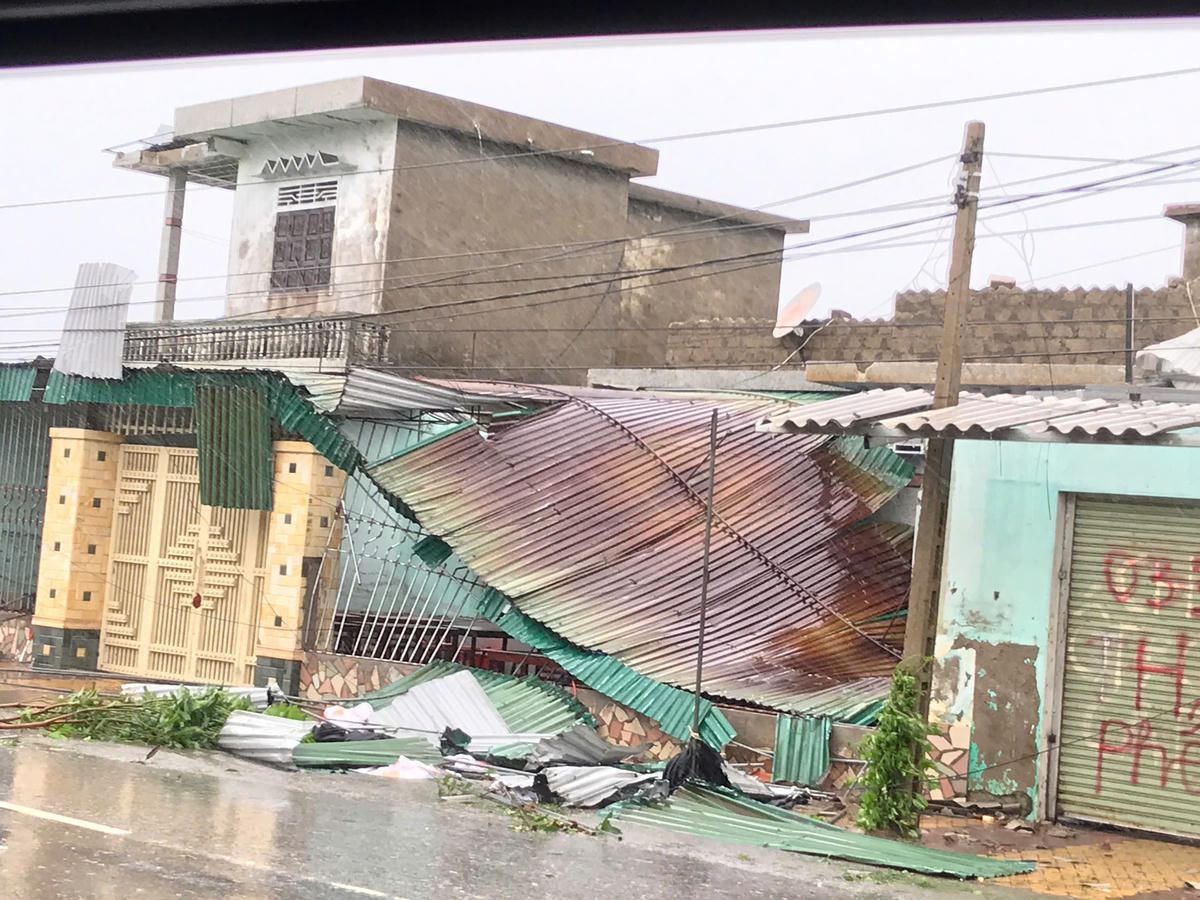 Một nhà dân ở phường Vinh Phú bị bão quật đổ mái tôn, hư hỏng nặng. Ảnh: ĐB.