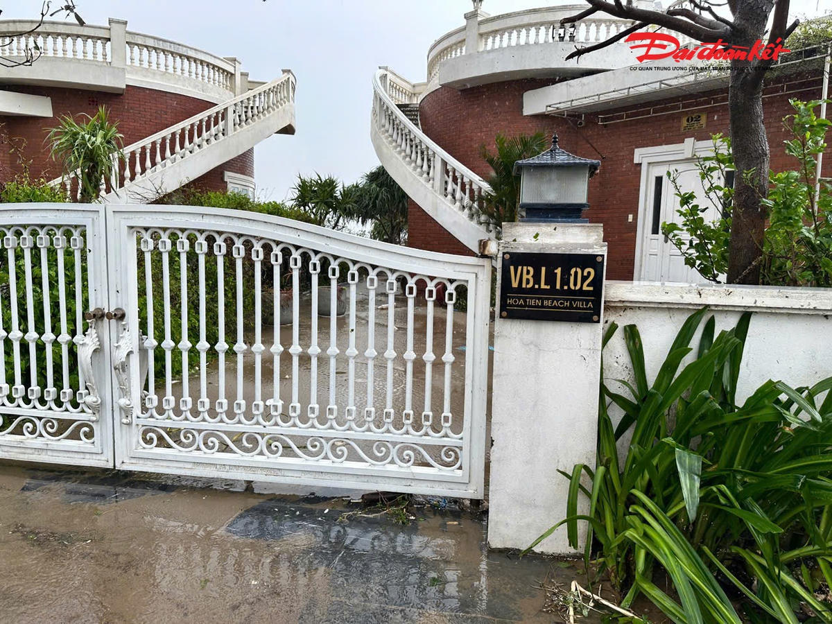 Các căn villa được đầu tư khang trang, đẹp đẽ để phục vụ du khách, nay bỗng chốc tan tành. 