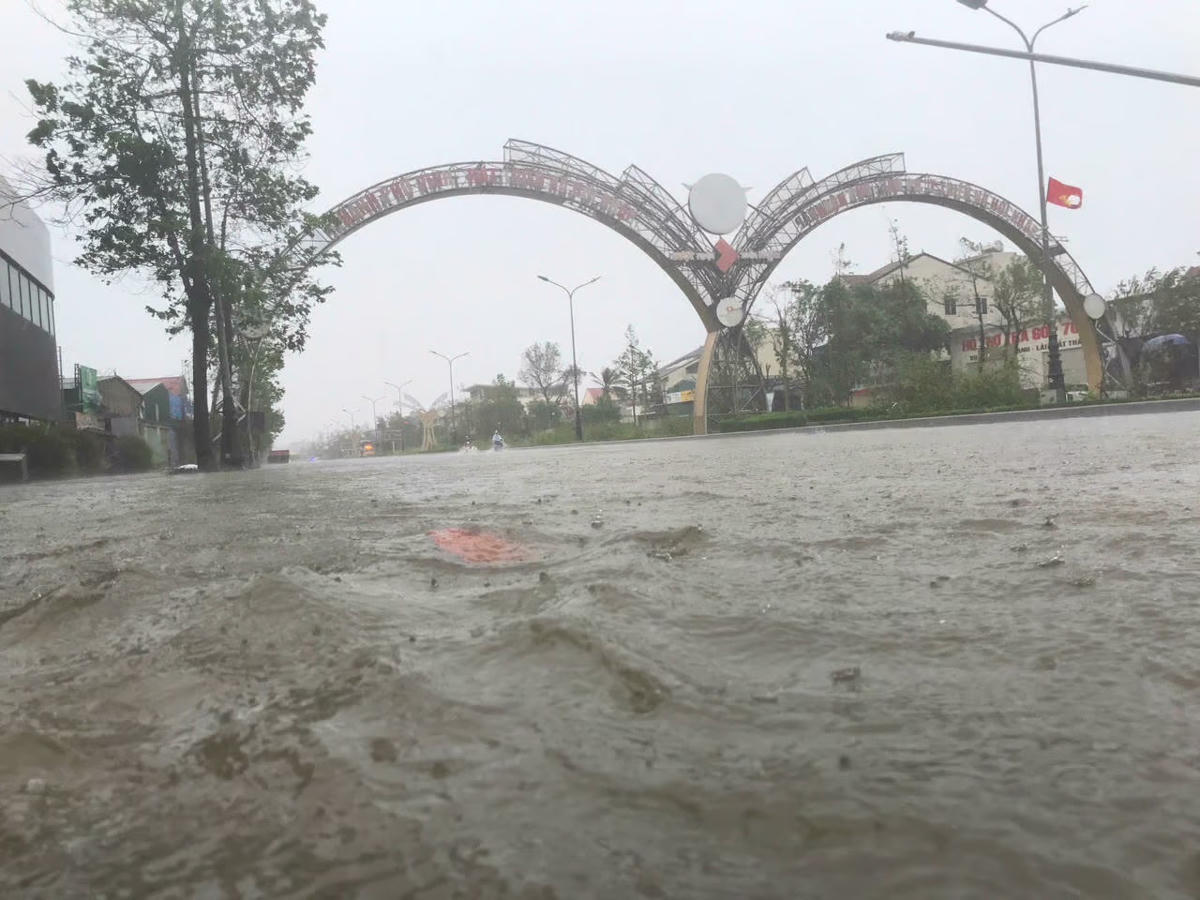 Tại phường Cửa Lò (Nghệ An) nước biển dâng cao đã khiến nhiều tuyến đường bị ngập sâu từ 0,3-0,5m. Ảnh: ĐB.