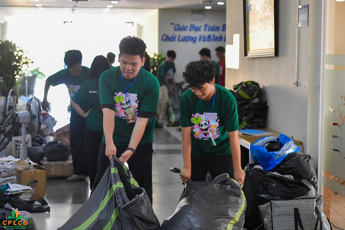 Nhiều tấn đồ cũ, đồ bỏ đi được thu gom để tái chế. Ảnh: BTC