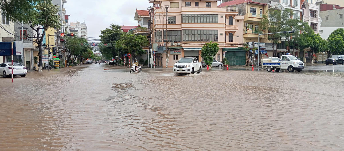 Việc di chuyển, đi lại của người dân bị ảnh hưởng. Ảnh: Trọng Nhân. 