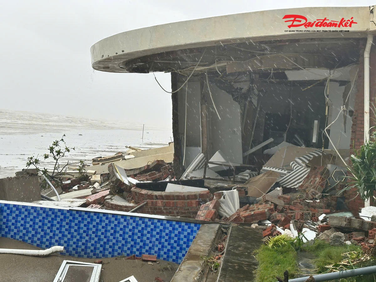 Những căn biệt thự được đầu tư hiện đại, đẹp đẽ nhưng phút chốc bị đánh phá tan tành. 