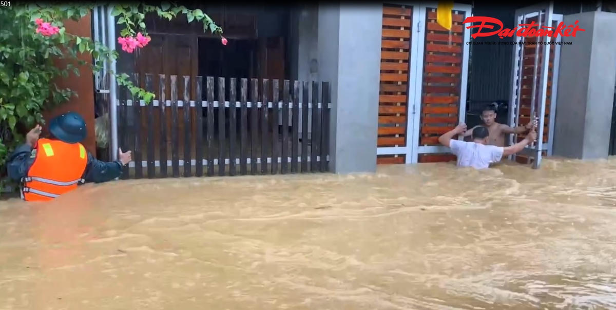 Thôn 3 và thôn 4 xã Sơn Giang với 265 hộ dân bị cô lập trong nước lũ. Ảnh: HN.