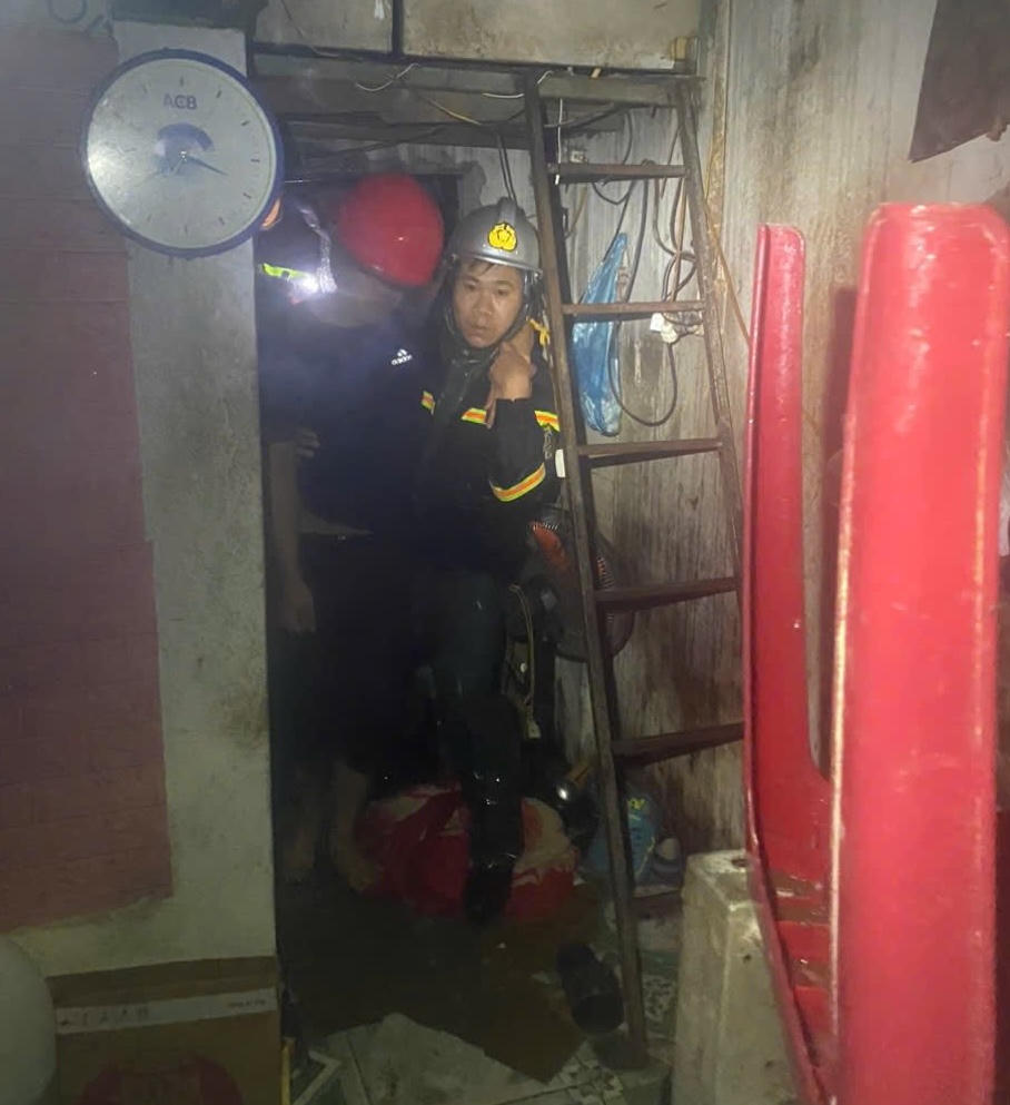 Lực lượng Cảnh sát PCCC và CNCH cứu hộ thành công 4 người bị mắc trong nhà cấp 4 tại phường Trường Vinh do ảnh hưởng của cơn bão số 10. Ảnh: CACC.