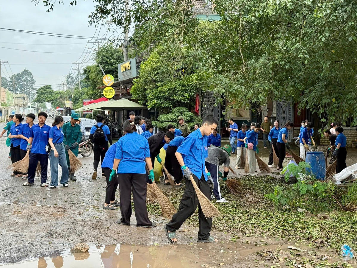 Đoàn viên thanh niên tỉnh Đồng Nai ra quân bảo vệ môi trường. Ảnh: Tấn Đạt.