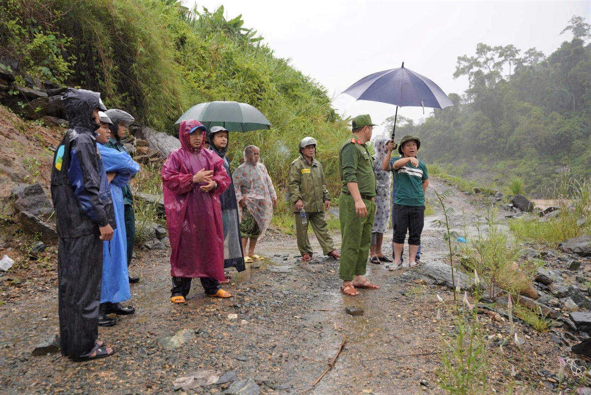 Lực lượng chức
năng xã Khâm Đức, TP Đà Nẵng tổ chức tìm kiếm nạn nhân Lường Vân Kh. mất tích. Ảnh: CV.

 
