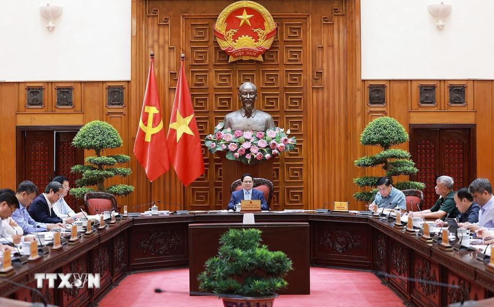 Thủ tướng Phạm Minh Chính chủ trì cuộc họp về triển khai đẩy nhanh tiến độ thực hiện các dự án đường sắt kết nối Việt-Trung. (Ảnh: Dương Giang/TTXVN)