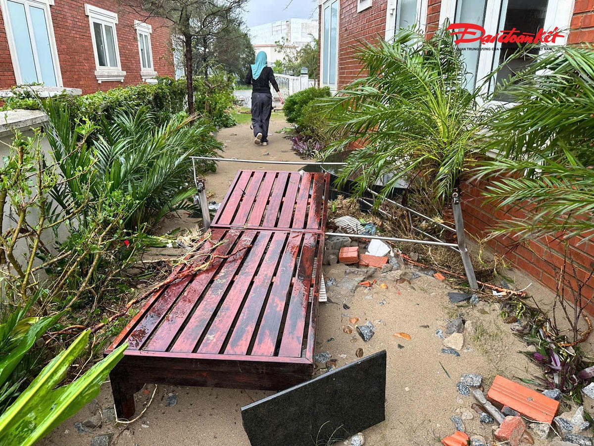 Chiếc ghế của một căn villa bay khỏi vị trí vốn có của nó. 