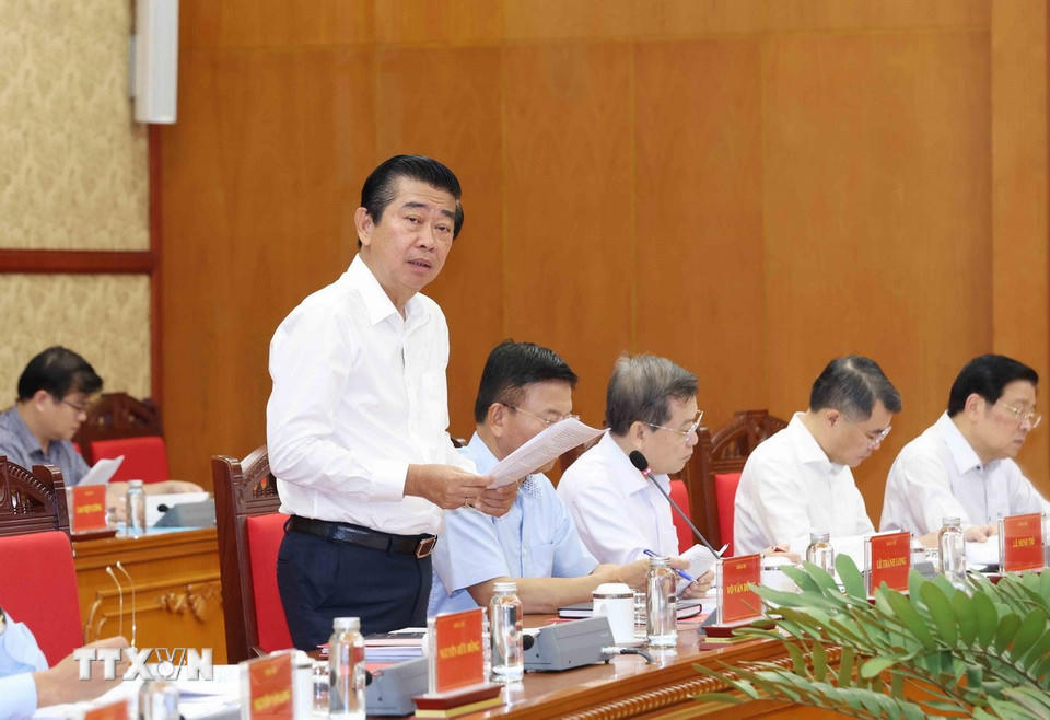 Ông Võ Văn Dũng, Uỷ viên Trung ương Đảng, Phó Trưởng Ban Thường trực Ban Nội chính Trung ương trình bày báo cáo tại phiên họp. (Ảnh: Phương Hoa/TTXVN)