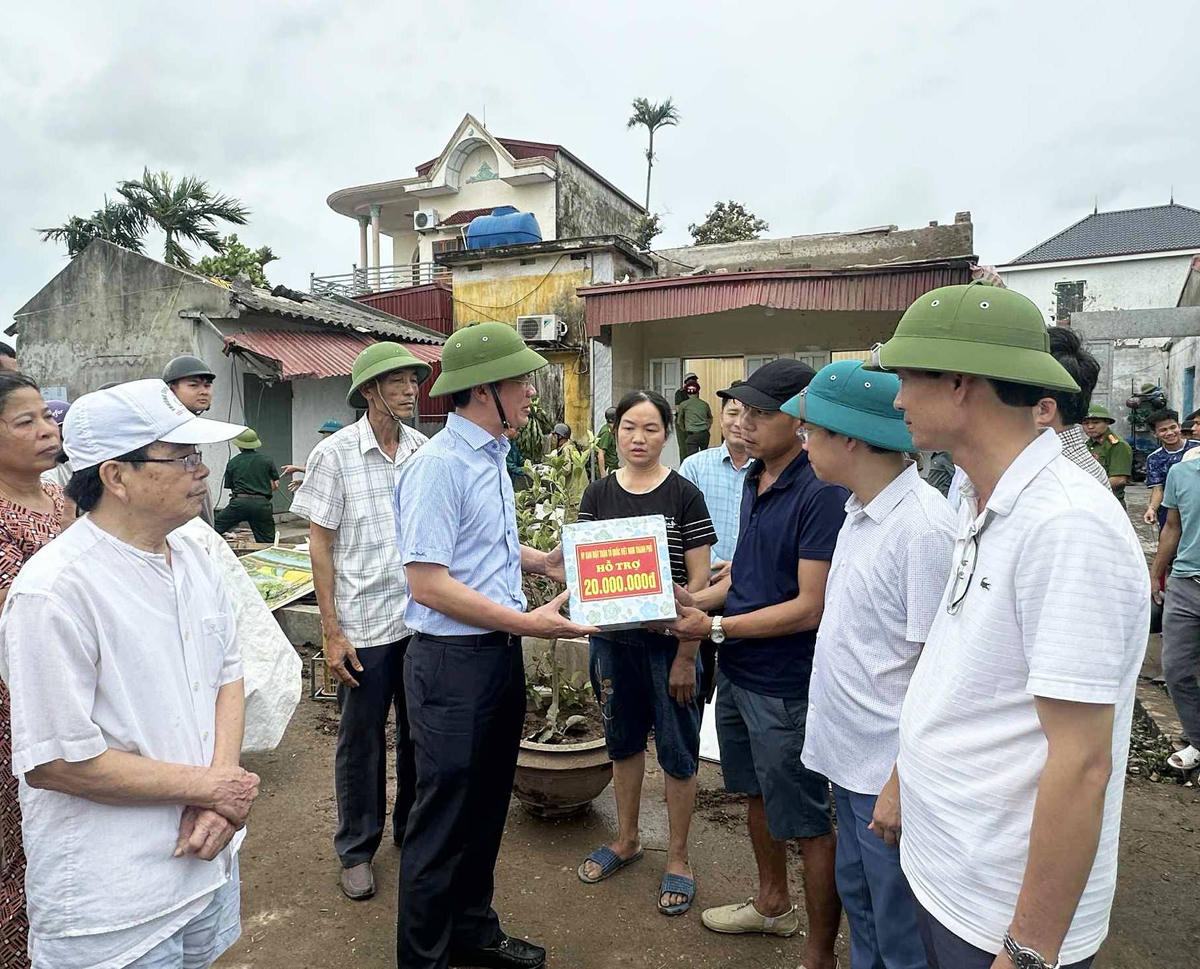 Chủ tịch Ủy ban MTTQ Việt Nam thành phố Hải Phòng đã trao số tiền 20 triệu đồng cho 1 hộ bị tốc mái hoàn toàn tại xã Tân Minh. Ảnh: PT.