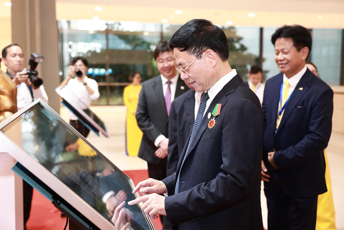 Bộ trưởng Bộ Khoa học và Công nghệ Nguyễn Mạnh Hùng thăm và trải nghiệm khu vực tra cứu thông tin Liệt sĩ ngành BCVT.