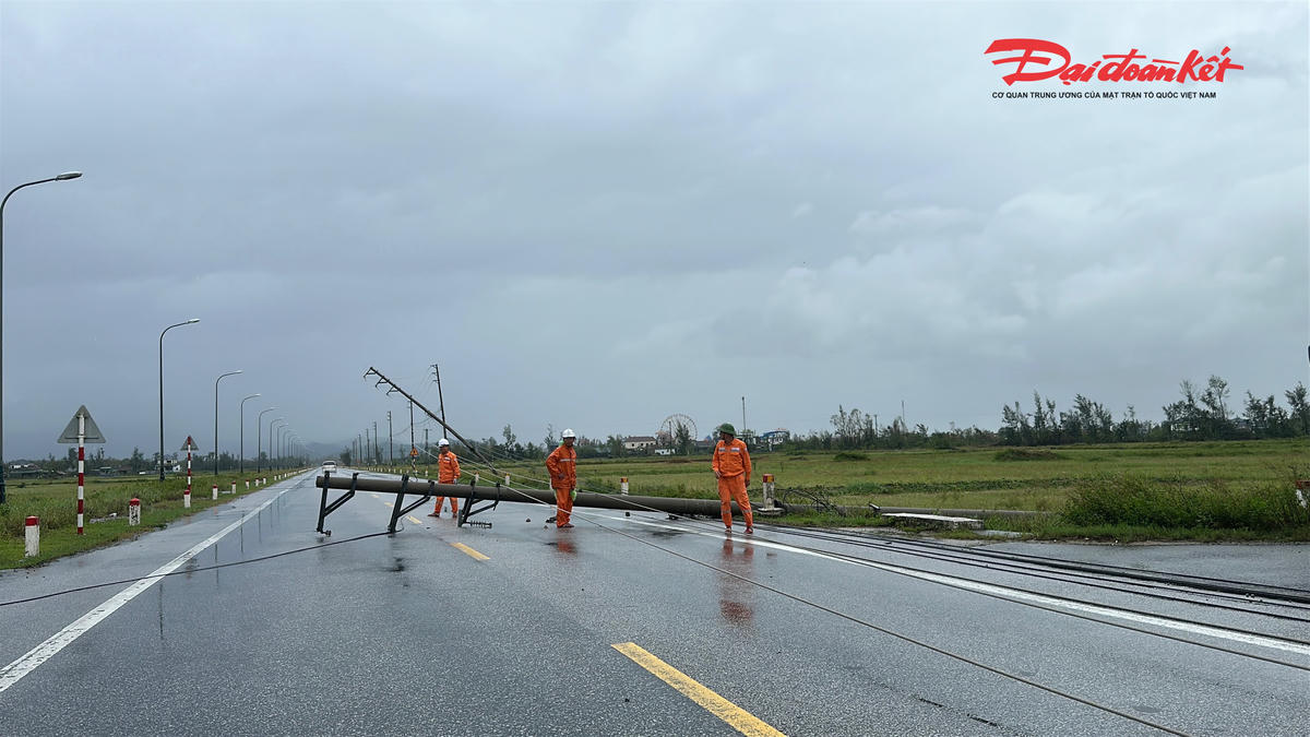 Chiều 29/9, lực lượng ngành điện bắt đầu khắc phục hệ thống điện trên tuyến đường này. 