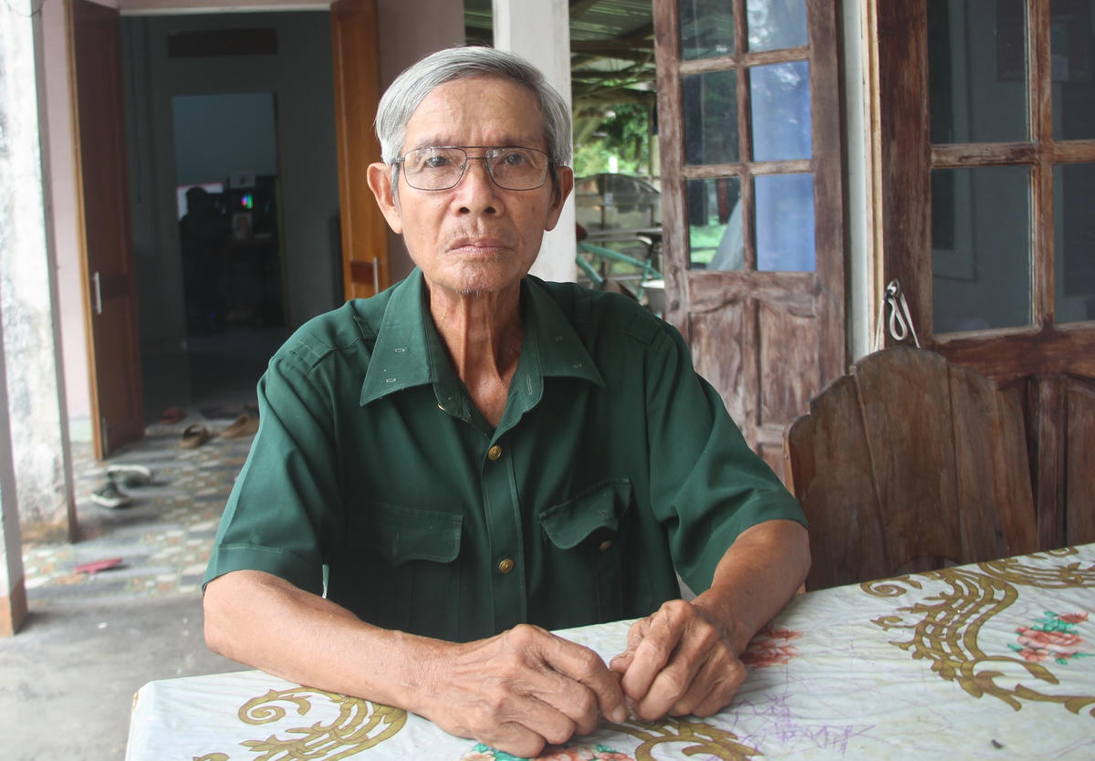 Ông Phan Đinh Ra
chia sẻ hoàn cảnh của gia đình anh Võ Văn Minh. Ảnh: Chí Đại.