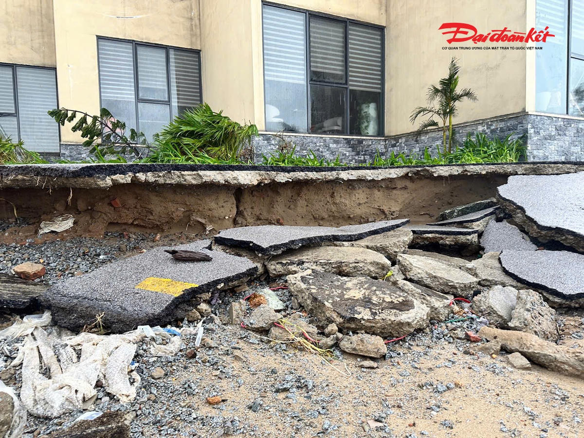 Mặt đường nhựa giữa khu Resort Hoa Tiên và khách sạn Mường Thanh Xuân Thành cũng bị sóng, gió quật tan nát, hở hàm ếch.