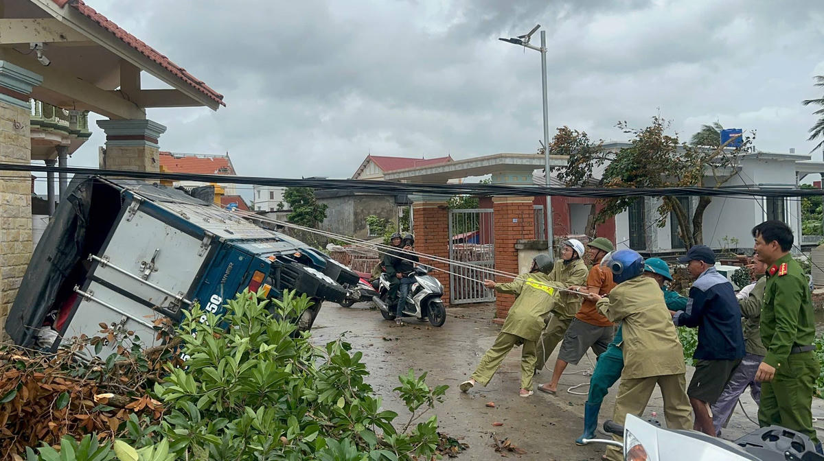 Lực lượng chức năng xã Tân Minh (TP Hải Phòng) kéo một xe ô tô bị đổ do lốc xoáy. Ảnh: CTV.