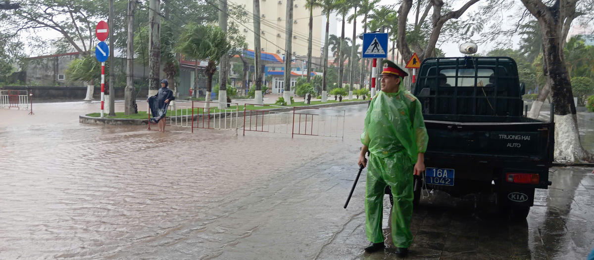 Lực lượng chức năng túc trực tại các khu vực chính để điều tiết giao thông. Ảnh: Công Trường. 
