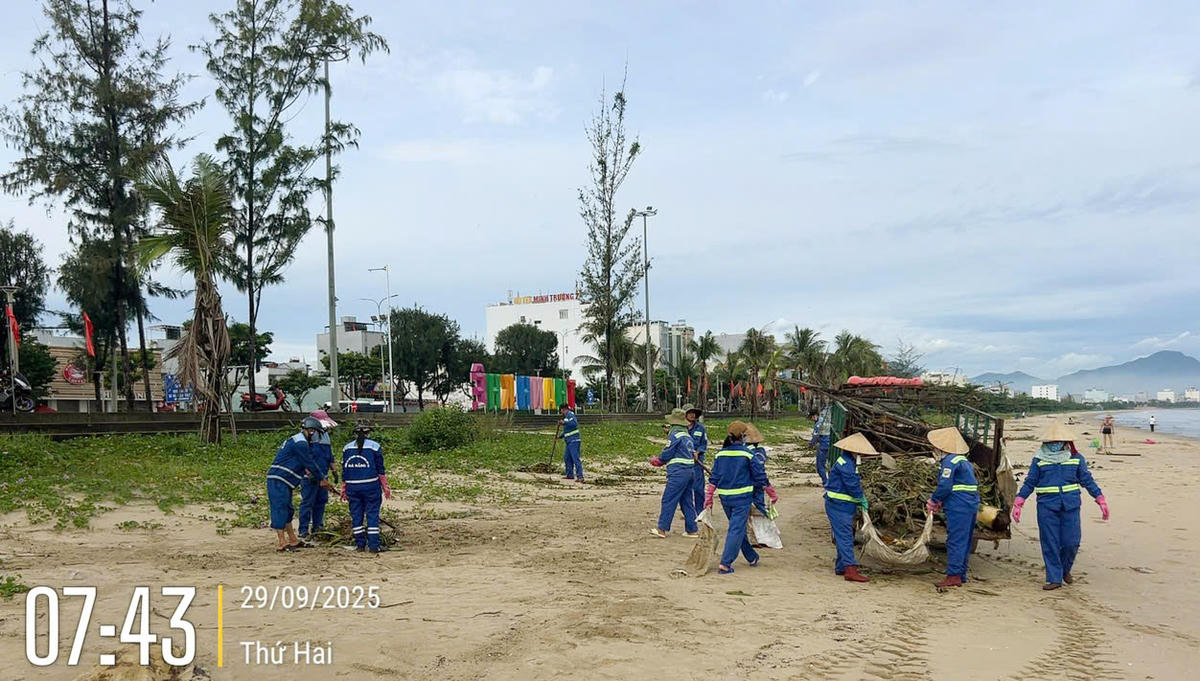 Đến sáng 29/9, bãi tắm Thanh Khê đã sạch sẽ. Ảnh: Nguyễn Tú.