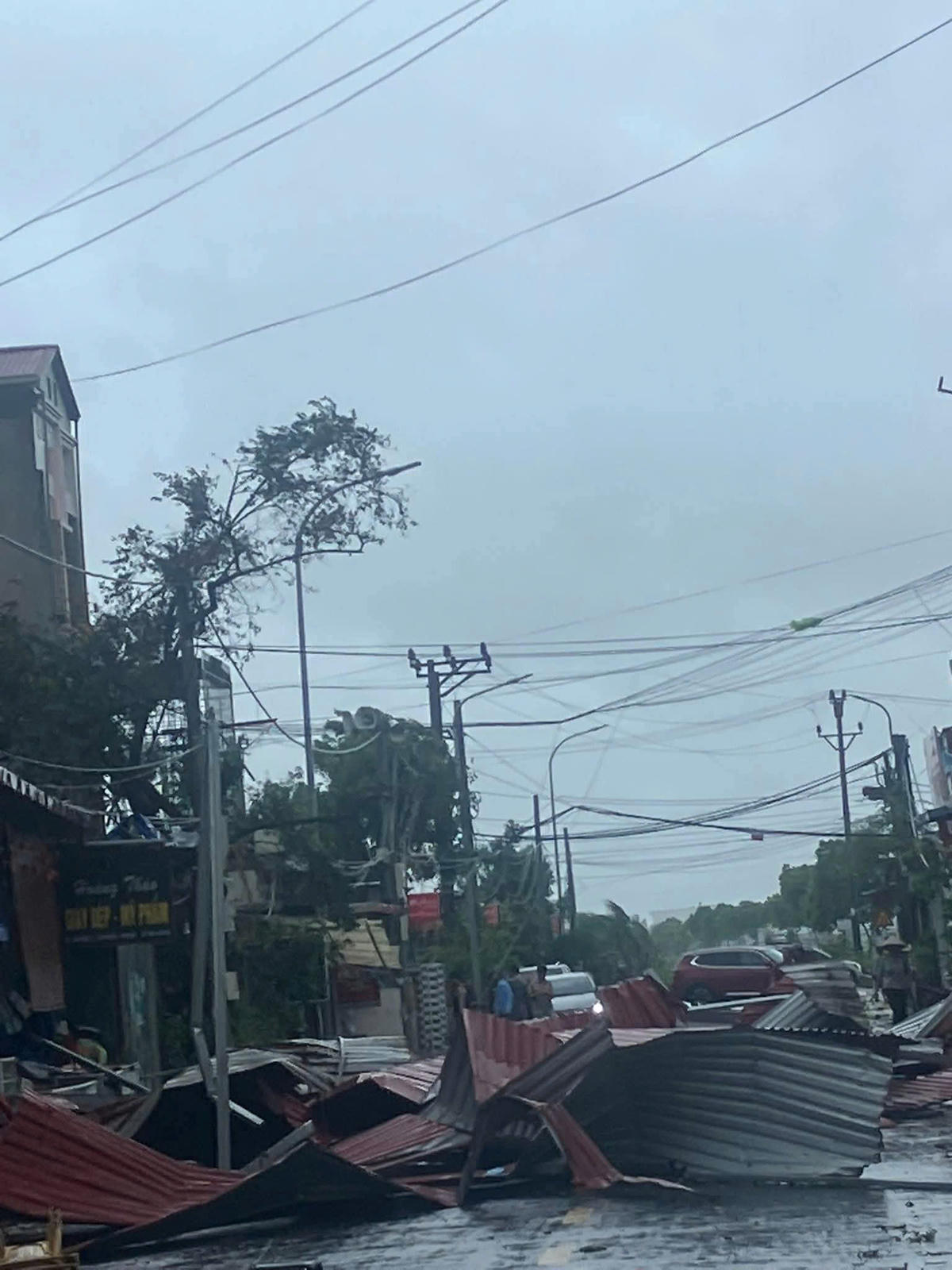 Nhiều nhà dân tại xã Vĩnh Hải, TP Hải Phòng bị tốc mái do dông lốc ngày 29/9. Ảnh: CTV. 