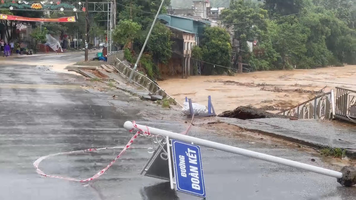 Cầu Quan Sơn bị sụt lở, lực lượng chức năng rào chắn, đảm bảo người dân không đi vào vùng nguy hiểm. Ảnh: Quan Sơn.