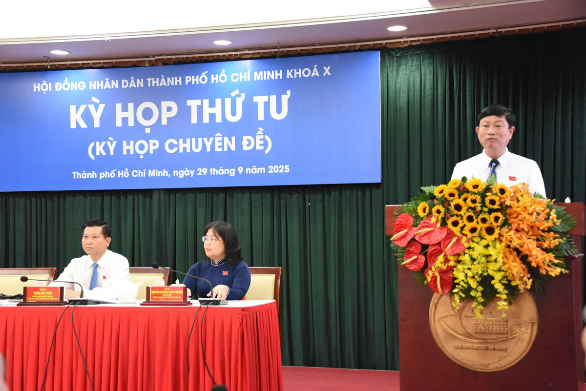 Ông Võ Văn Minh -  Chủ tịch HĐND TP Hồ Chí Minh phát biểu tại kỳ họp. Ảnh: M.H.