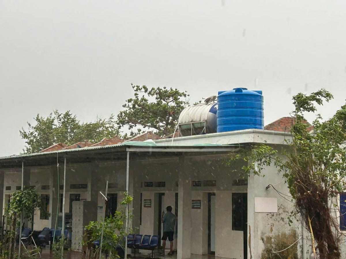 Toàn bộ mái tôn của nhà bệnh nhân (Bệnh viện phổi Nghệ An) bị gió thôi bay. Ảnh: XH.